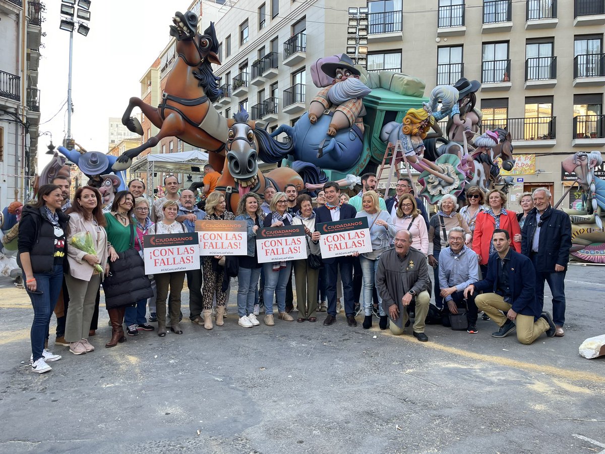 Cs_vlcnoroeste's tweet photo. 🟠Ayer tarde pudimos disfrutar de nuevo de la #RutaFalleraCs.

🫂Gracias a nuestros anfitriones @amparopicoCS y @Fginer y a las Comisiones por su acogida.

🧨Compartimos la ruta con jóvenes @JcsCValenciana y @VeteranosCS que han venido a conocer nuestra fiesta. Gracias por venir! https://t.co/Cg8aAEkgdQ