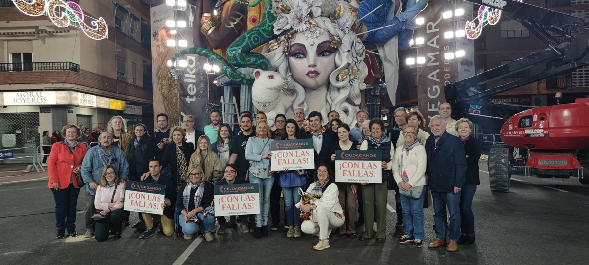 Cs_vlcnoroeste's tweet photo. 🟠Ayer tarde pudimos disfrutar de nuevo de la #RutaFalleraCs.

🫂Gracias a nuestros anfitriones @amparopicoCS y @Fginer y a las Comisiones por su acogida.

🧨Compartimos la ruta con jóvenes @JcsCValenciana y @VeteranosCS que han venido a conocer nuestra fiesta. Gracias por venir! https://t.co/Cg8aAEkgdQ