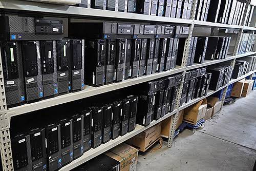 Tsukineko200323's tweet photo. 友人が夜逃げしました•••
計274台の新品同然の未使用PCが大量に余ってます。

連帯保証人の俺が倉庫管理者に「2ヶ月で空にしろ」と言われてしまいました

引き取ってくれる方いますか？
送料もこちらが持ちます
もちろんPC本体はただです

DM送りたいので【フォロー】と【RT】をお願いします。 https://t.co/rlsRSK4oO0
