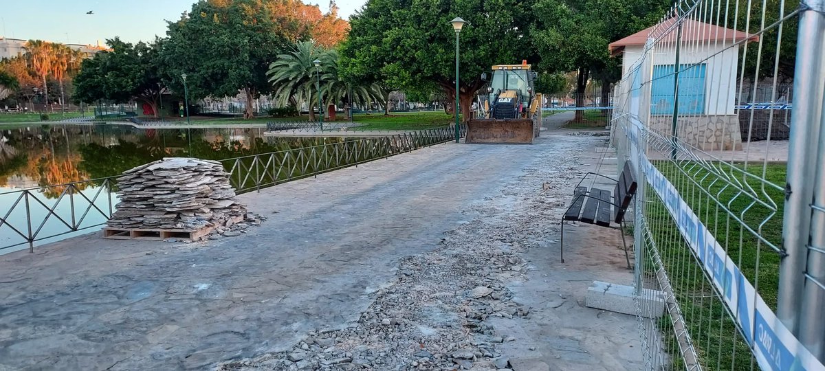 Ya se está trabajando para la Mejora de las redes de drenaje del Parque de Huelin  #carreteradecadiznopara #disculpenlasmolestias #distrito7 @jcgiardin <a href="/pacodelatorrep/">Paco de la Torre</a> @ayuntamientomalaga