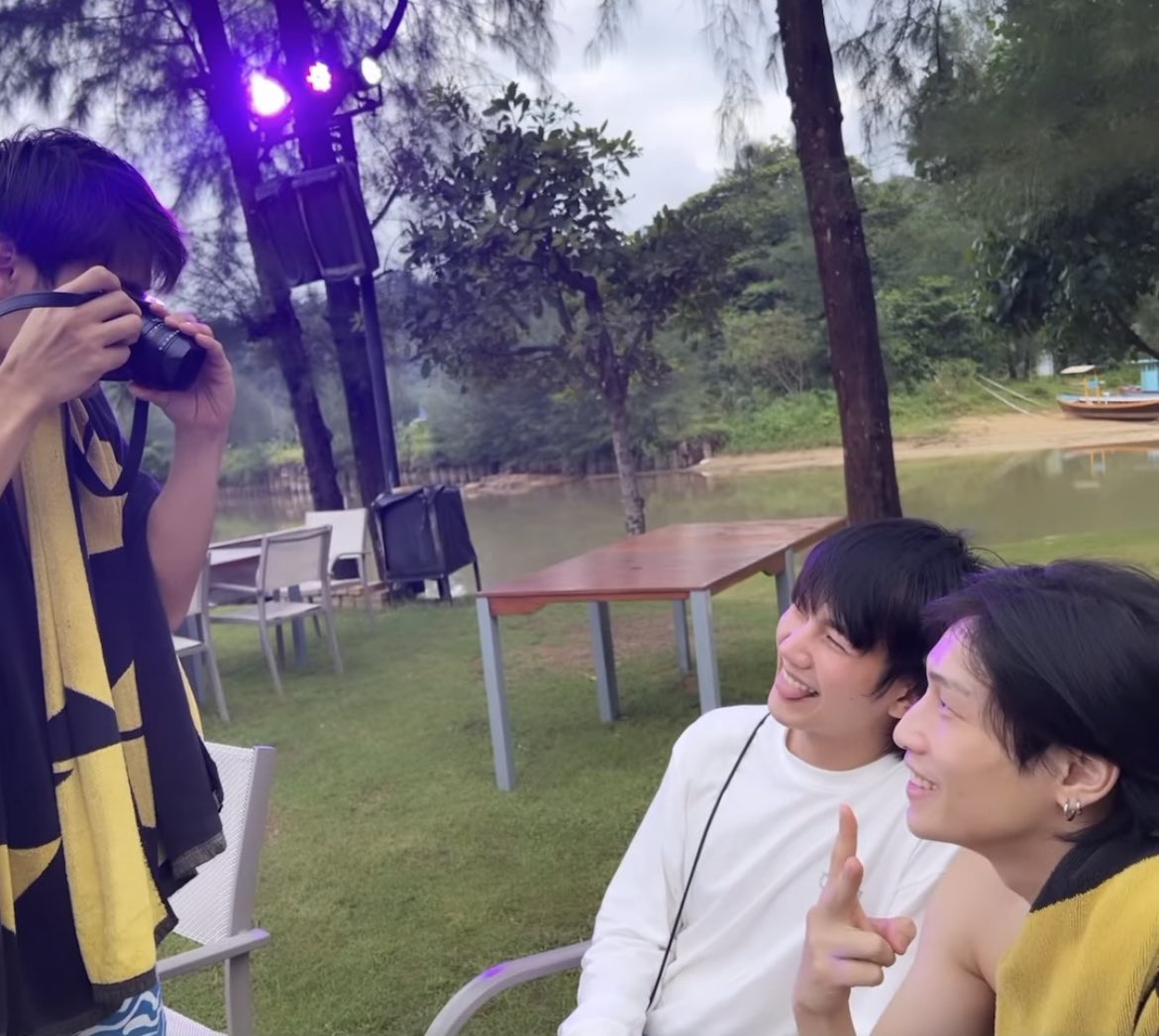 bibbiuprotector's tweet photo. The fact bible himself said countless times he doesn't like fanservice and lemme remind you bible only introduced biu to jonathan also we barely get to see BBB together if not from other artists post for guitar he literally video called to biu even when he was with mile jeff https://t.co/oyYsKEAyDT