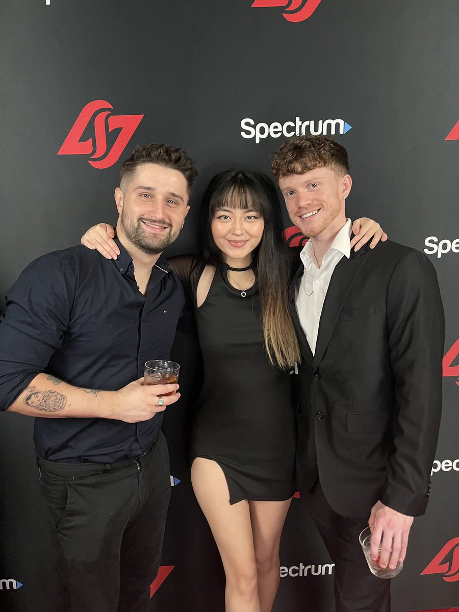 met some fans at the red carpet! thanks for stopping by 🥰 #clgwin