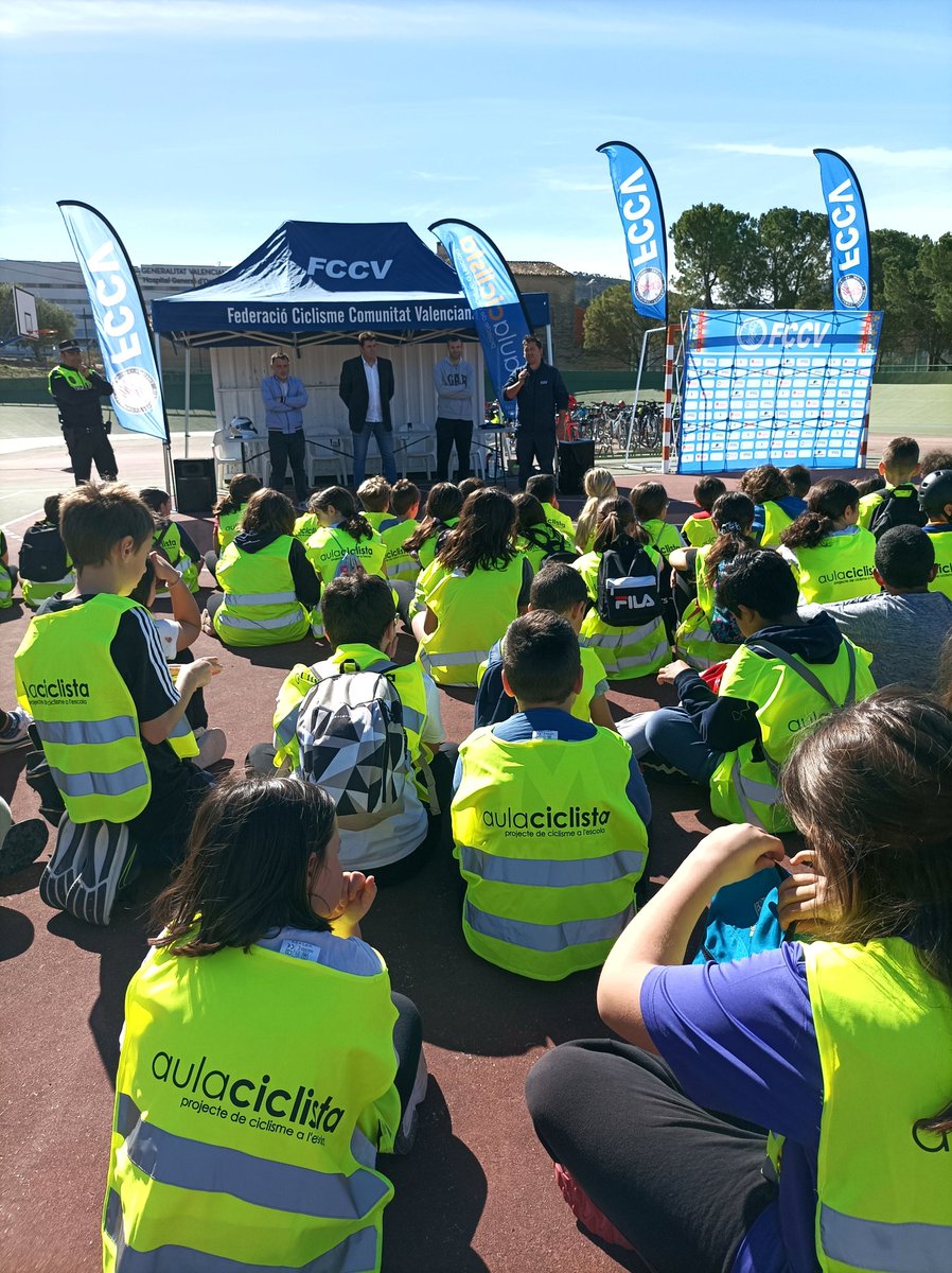 aulaciclista's tweet photo. Més d'un centenar de xics i xiques han participat en la #TrobadaCiclista Inter-Centres d'#AulaCiclista a #Ontinyent.
L'alumnat del #CEIPCarmeloRipoll, #CEIPLluisVives i #CEIPLaSolana amb el seu professorat han gaudit de la #bici desplaçant-se per la capital de la Vall d'Albaida. https://t.co/Wu6lgOWnR3