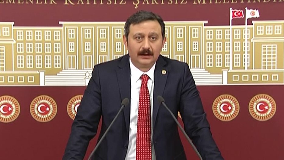🗣 AK Parti Kocaeli Milletvekili Mehmet Akif Yılmaz: (6284 hakkında) "İnsan ürünü bir kanunun değiştirilemez olduğunu düşünmek rasyonel değildir. Kırmızı çizgi ailedir. Aileyi yıkan boşanmayı ve şiddeti engelleyecek iyi niyetli her öneri kıymetlidir."