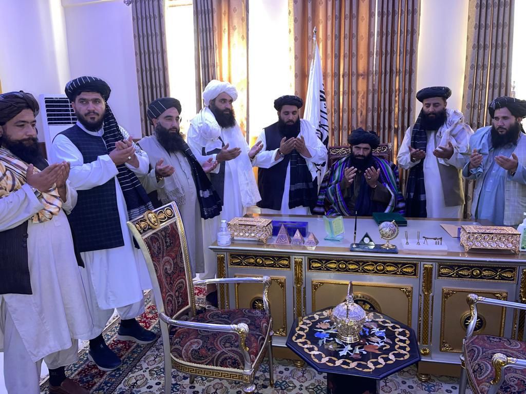 Tariqayoobi's tweet photo. دا د شهيد ملا محمد داؤد مزمل #تقبله‌الله د بلخ ولایت د والي په توګه د معریفت ورځ وه😭
اوسنی حالت په لومړي کمینټ کې! https://t.co/itj4qkdKWp