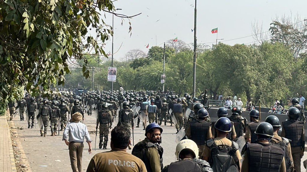 PTIofficial's tweet photo. What a shameful picture to represent Pakistan today. This is right now outside Zaman Park!  #زمان_پارک_پُہنچو https://t.co/sy4LqkKcv6