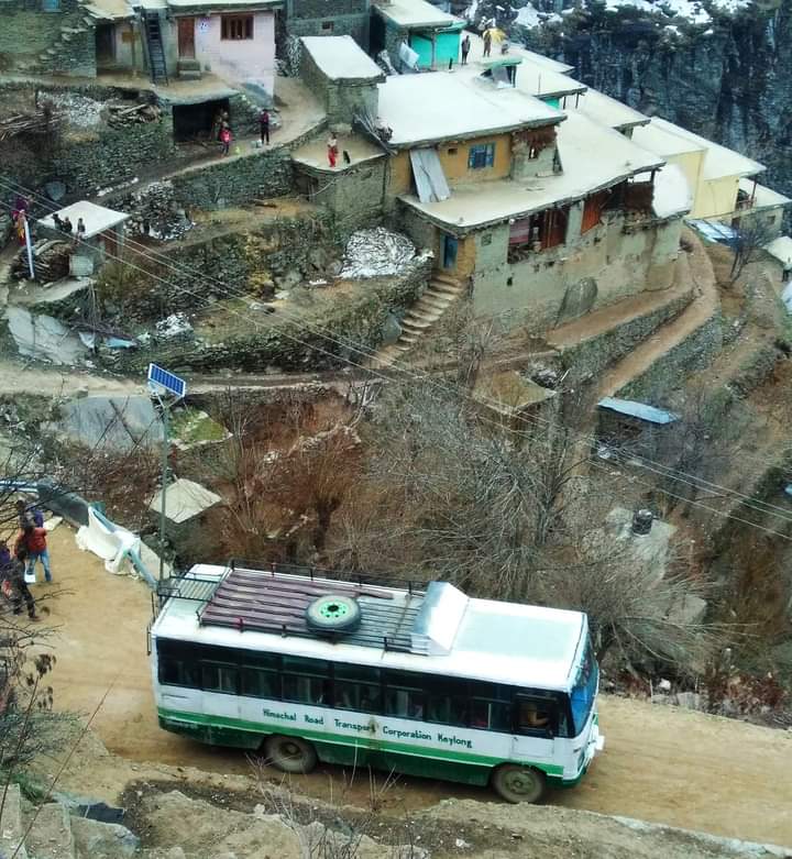 shubhamtorres09's tweet photo. Roti , Kapda , Makaan aur HRTC - Essentials of every Himachali

HRTC Bus started plying on local routes of #Pangi Valley

#Killar - #Karyuni 🚌
#HimachalPradesh https://t.co/3AyhWN9zoC