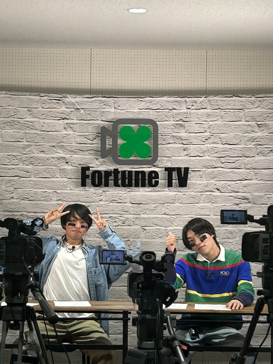 fortuneTV_2020's tweet photo. 本日のFortuneTVは
「ゼミ内対抗フットサル対決」⚽️🔥
只今配信中です!
学年関係なくぶつかり合ったゼミメンバー達の白熱した試合を是非ご覧ください‼️
#FortuneTV
#ヌートバー選手 リスペクトボーイズ
https://t.co/e2YfgA3Xvl https://t.co/ADLKXvoBoK