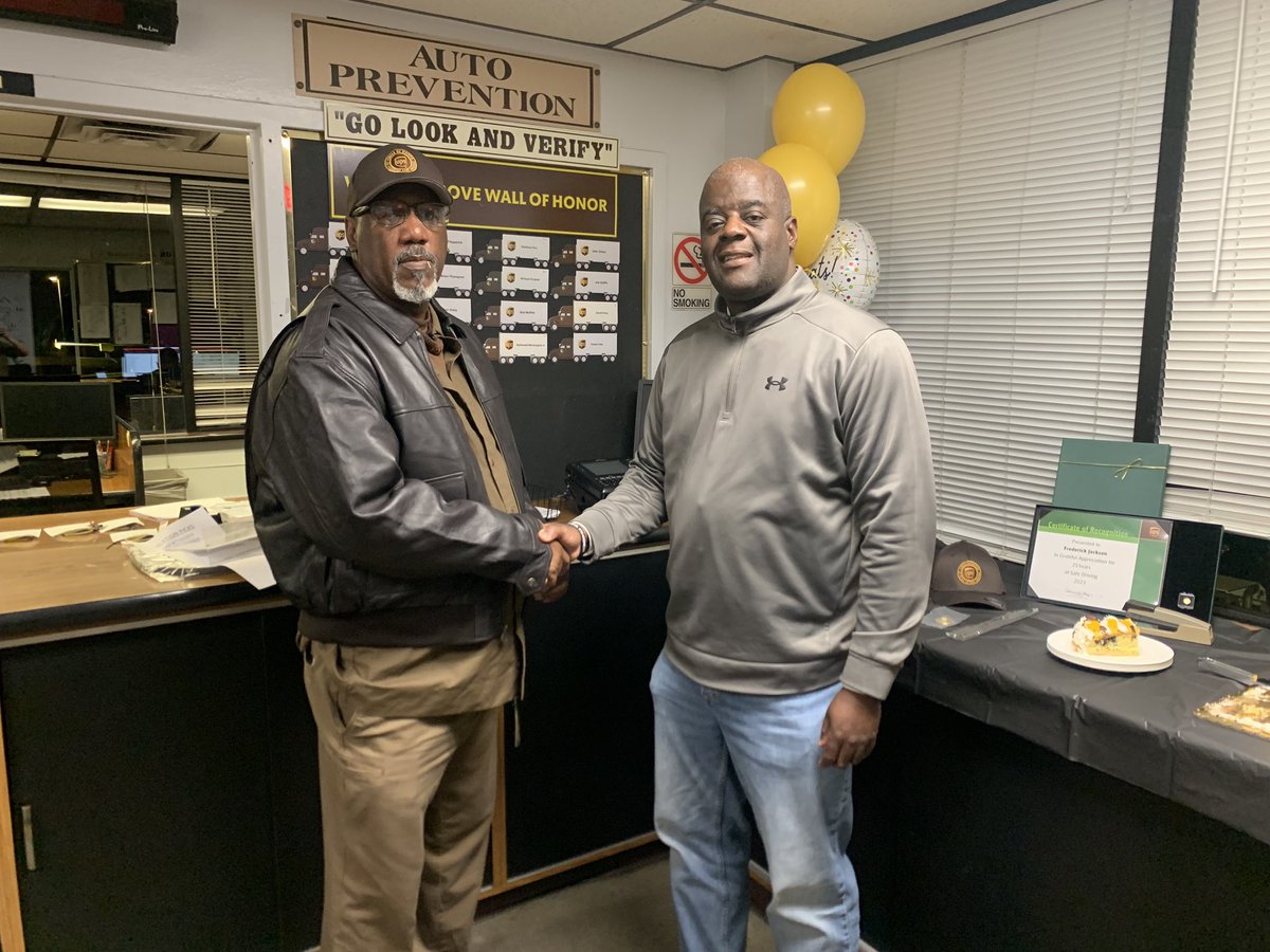 FeedersGrove's tweet photo. Congrats to Frederick Jackson Sr on joining the circle of honor! 25 years safe driving! You can’t join this group by accident! @EricDWilliams17 @Johnasaulino @jackchud22 https://t.co/S78bdVKa1Z