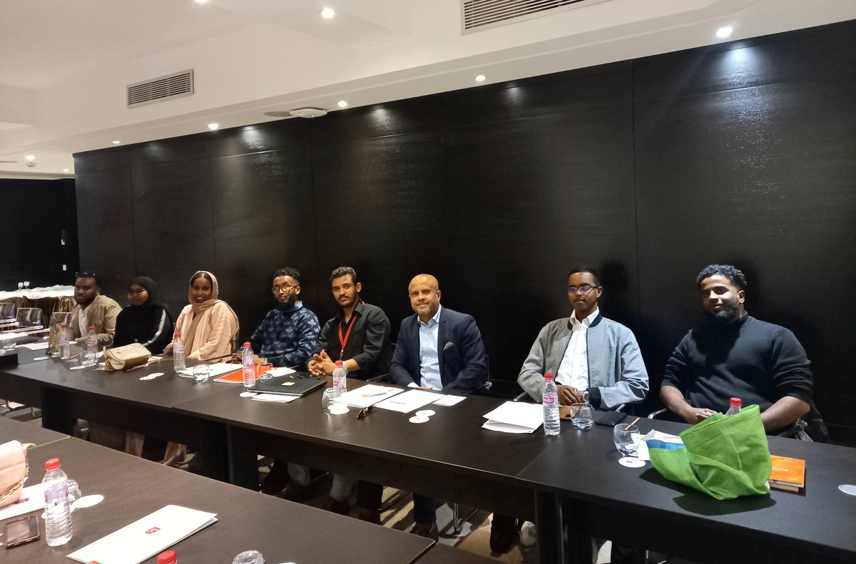 AlexisMGueldon's tweet photo. Heureux d'être parmi nos étudiants à Tunis. Échanges sur leur situation et préoccupations. Des points pertinents ont été soulevés. Des discussions avec les officiels tunisiens auront lieu. Chaque point sera considéré comme l'exige le Président @IsmailOguelleh dans cette mission. https://t.co/utSrcyaQoY