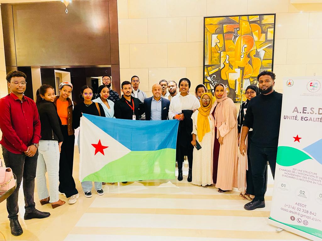 AlexisMGueldon's tweet photo. Heureux d'être parmi nos étudiants à Tunis. Échanges sur leur situation et préoccupations. Des points pertinents ont été soulevés. Des discussions avec les officiels tunisiens auront lieu. Chaque point sera considéré comme l'exige le Président @IsmailOguelleh dans cette mission. https://t.co/utSrcyaQoY
