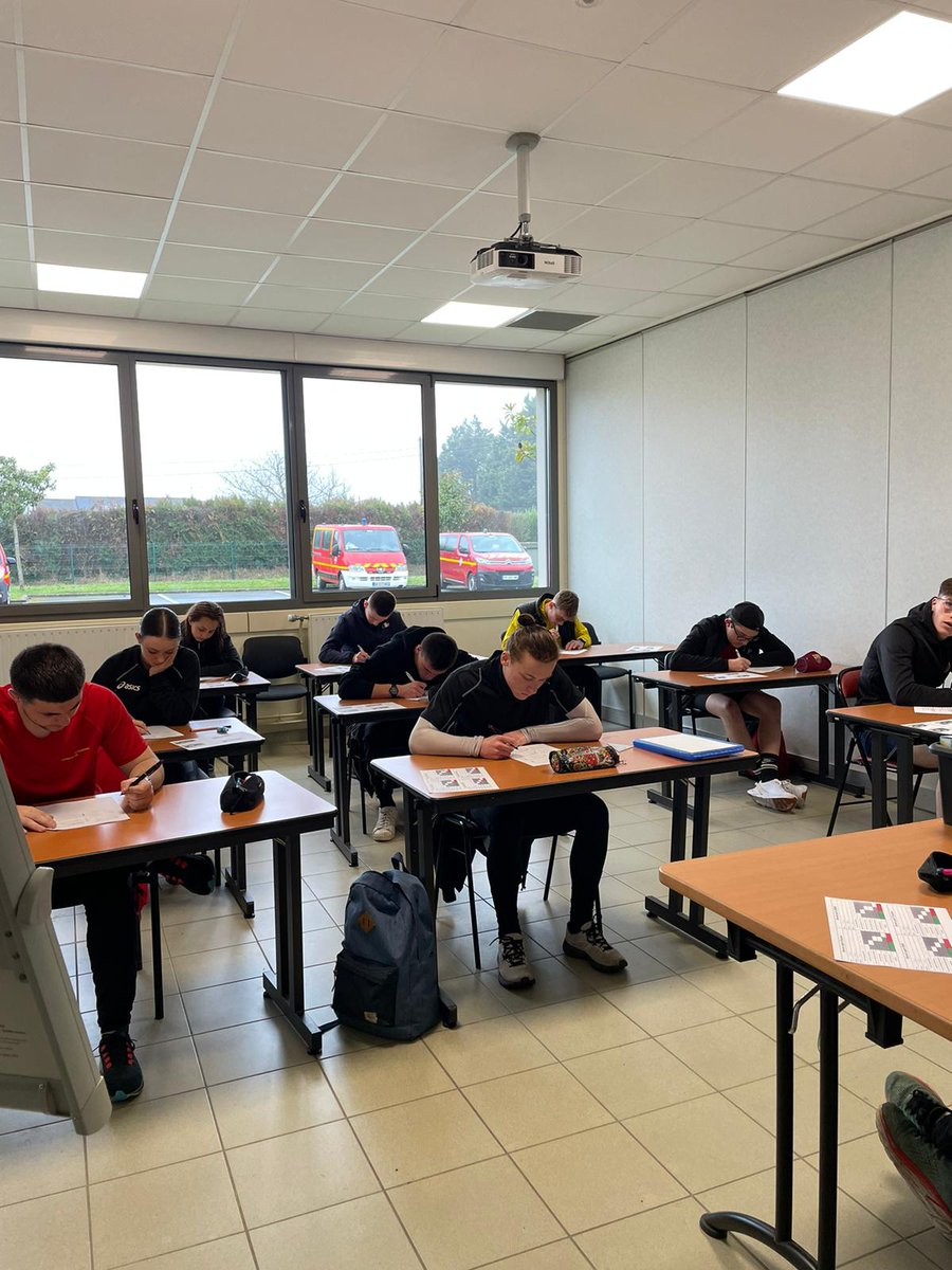 SDIS_49's tweet photo. // Brevet national #JSP 4ème année 
C'est parti pour nos 7️⃣4️⃣ JSP 4 qui passent les épreuves sportives et théoriques, manœuvres et QROC à l'EDIS - Feneu du #sdis49, organisées par le service formation.
➡ épreuves pratiques le 25/03
©📸 #sdis49 
#JSP #JSP4 #brevetjsp #engagement https://t.co/auWibwA6fW
