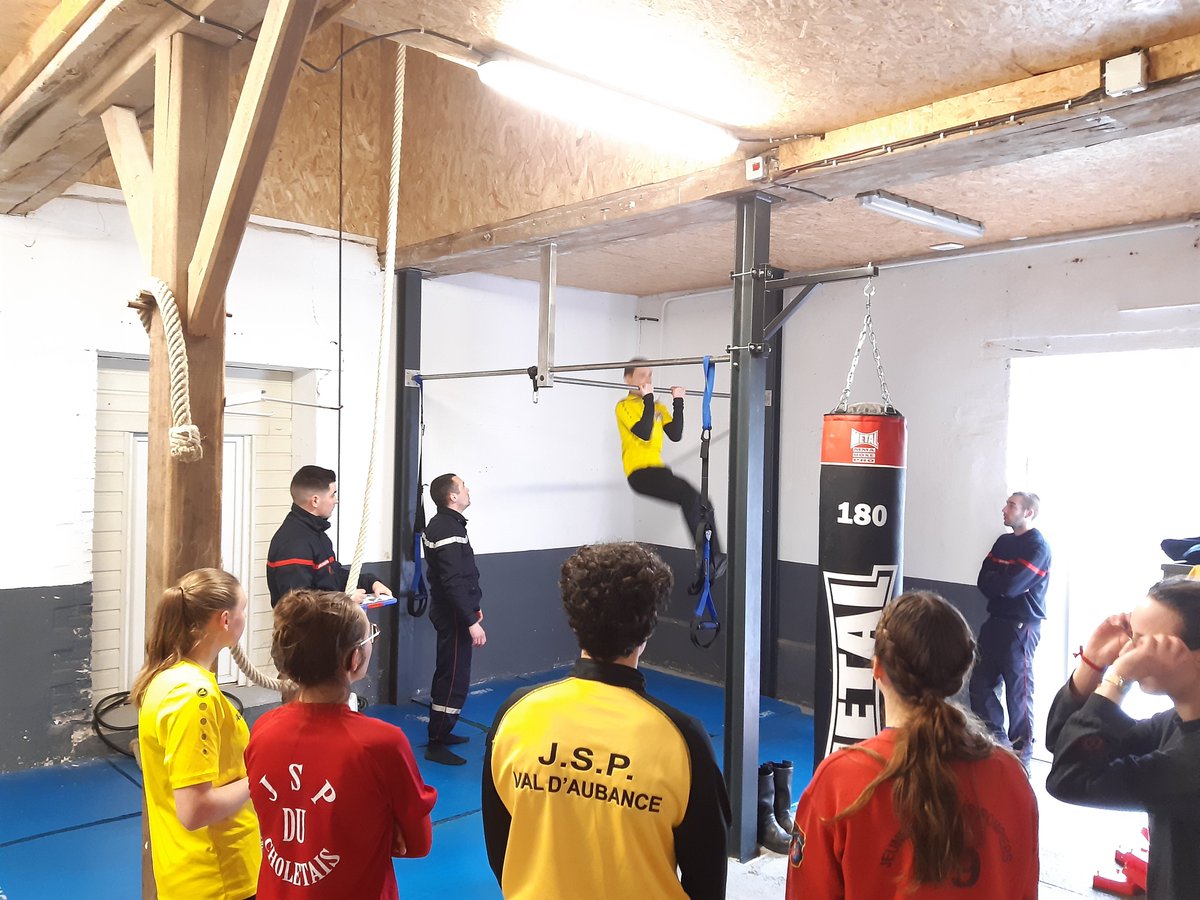 SDIS_49's tweet photo. // Brevet national #JSP 4ème année 
C'est parti pour nos 7️⃣4️⃣ JSP 4 qui passent les épreuves sportives et théoriques, manœuvres et QROC à l'EDIS - Feneu du #sdis49, organisées par le service formation.
➡ épreuves pratiques le 25/03
©📸 #sdis49 
#JSP #JSP4 #brevetjsp #engagement https://t.co/auWibwA6fW