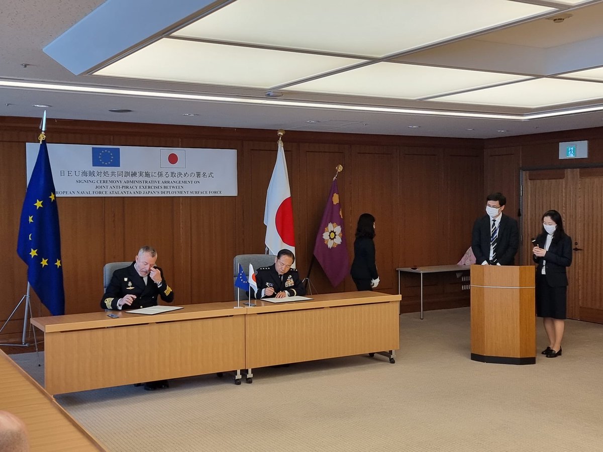MichaelPulchEU's tweet photo. Signing ceremony of the “Administrative Arrangement” between ⁦@EUNAVFOR⁩ Atalanta and ⁦#Japan on coordination of anti-piracy exercises. An important step in enhancing security cooperation in the North-Western Indian Ocean ⁦@eu_eeas⁩ ⁦@MofaJapan_en⁩ https://t.co/GMrjosUxbD