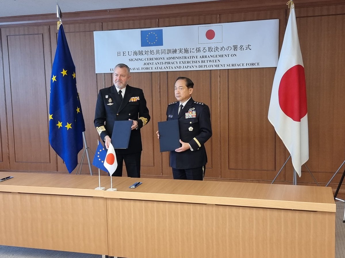MichaelPulchEU's tweet photo. Signing ceremony of the “Administrative Arrangement” between ⁦@EUNAVFOR⁩ Atalanta and ⁦#Japan on coordination of anti-piracy exercises. An important step in enhancing security cooperation in the North-Western Indian Ocean ⁦@eu_eeas⁩ ⁦@MofaJapan_en⁩ https://t.co/GMrjosUxbD