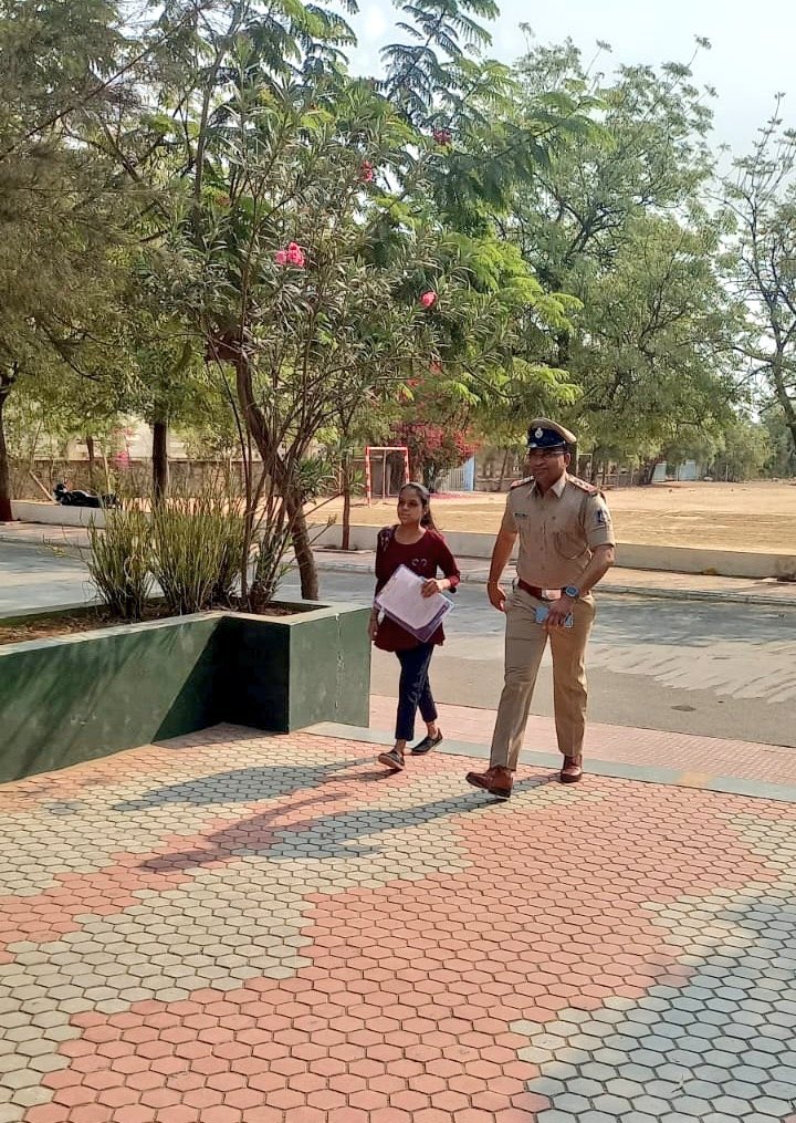 InfoGujarat's tweet photo. गुजरात पुलिस की तत्परता व संवेदनशीलता का एक और उदाहरण देखने को प्राप्त हुआ।बोर्ड इम्तेहान देने गलत केंद्र स्थल पर पहुँची छात्रा की परेशानी को भाँपते हुए वहाँ उपस्थित पुलिस इंस्पेक्टर ने बिना समय व्यर्थ किये अपने सरकारी वाहन से छात्रा को समय पर सही केंद्र पर पहुँचाया। #Khakhi https://t.co/VLVh2m171h
