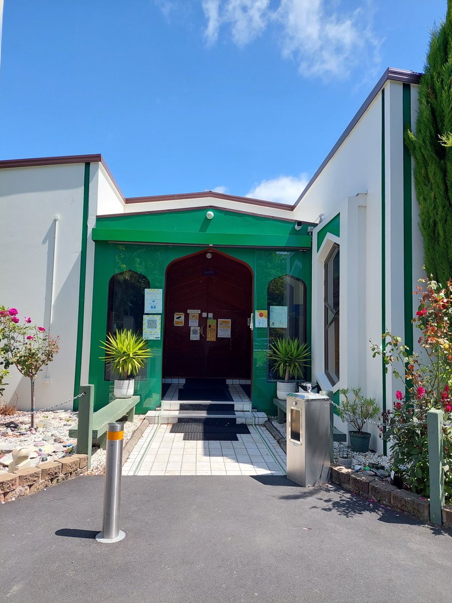 abuZiyad_Hamza's tweet photo. Hari ni ulangtahun ke-4 tragedi pengganas Christchurch. Aku sempat ziarah masjid ni tahun lepas. Sayu je bila sampai pintu depan ni.

Kat pintu ni la sorang brother terbunuh ditembak lepas menyapa pengganas “Hello brother! How may I help you?”.

Lebih kurang macam tu la. https://t.co/MIdsENhT9j
