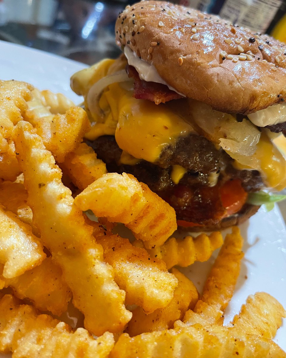 JazzyHomeCookin's tweet photo. It’s burger night. What you eating? #foodie #foodporn #homecook https://t.co/ztZyraJsBP