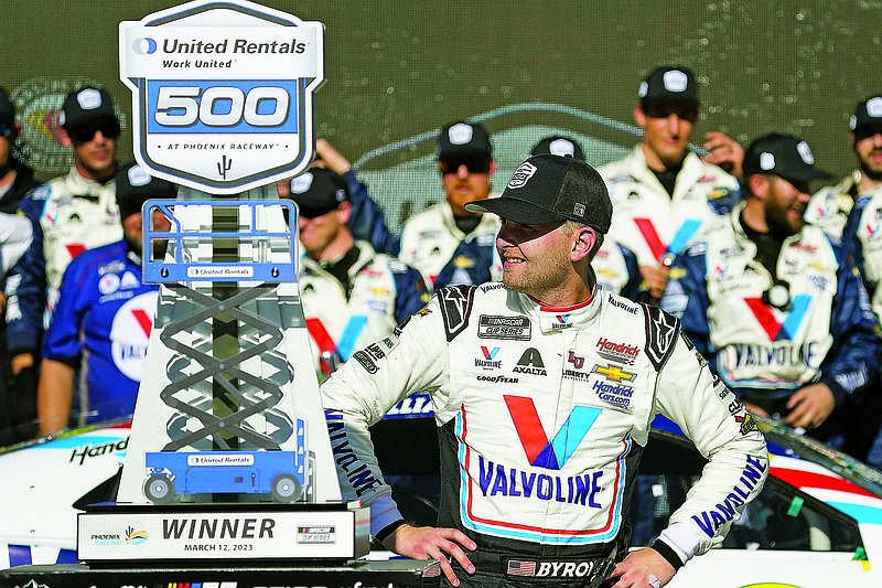 RaceTrophyGuy's tweet photo. @UnitedRentals was back @phoenixraceway on Sunday for the @NASCAR Cup Series &amp; we used a replica scissor lift with the @UnitedRentals 500 logo above it for a trophy that gave @WilliamByron 2 wins in a row in the @Valvoline  @TeamChevy for @TeamHendrick. #RaceTrophy https://t.co/tQpmJeKGRi