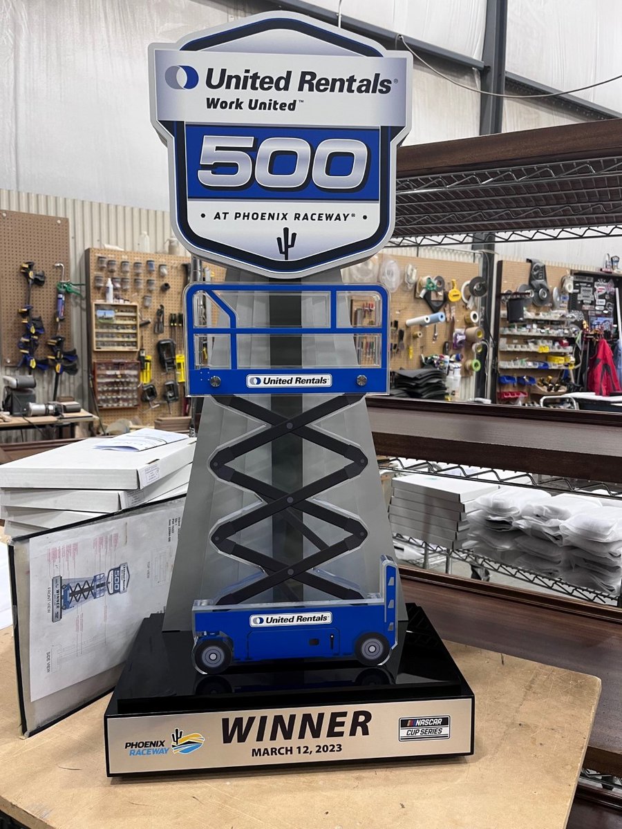 RaceTrophyGuy's tweet photo. @UnitedRentals was back @phoenixraceway on Sunday for the @NASCAR Cup Series &amp; we used a replica scissor lift with the @UnitedRentals 500 logo above it for a trophy that gave @WilliamByron 2 wins in a row in the @Valvoline  @TeamChevy for @TeamHendrick. #RaceTrophy https://t.co/tQpmJeKGRi