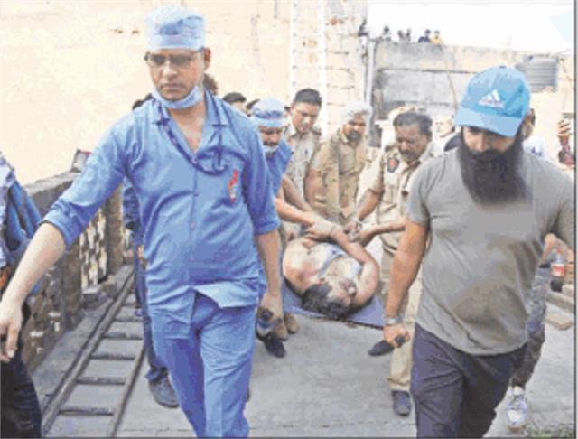 punjabkesari's tweet photo. Factory में भीषण आग, एक वर्कर जिंदा जला, 2 की दम घुटने से मौत
https://t.co/VAiQSBrosQ
#PunjabNews #Ludhiananews #Hosieryfactory #Firebrigade https://t.co/nkyOWRsm12
