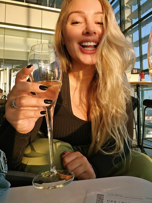 catching birthday flights &amp; feelings.. 🛫🥰  I'm so incredibly grateful for all the people who support<a href="/tag/f1miami"class="tags"><span>#f1miami</span></a>