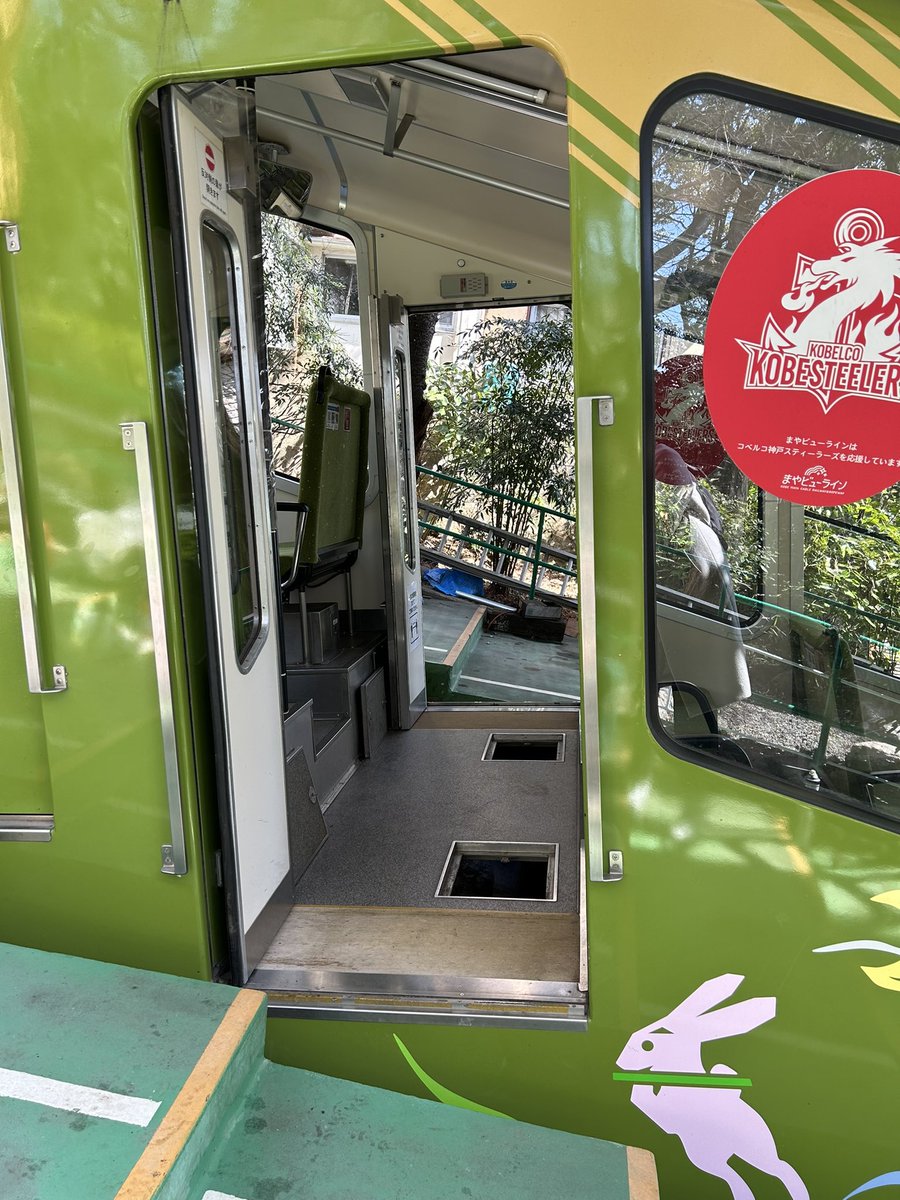 MayaViewline's tweet image. 摩耶ケーブルの点検中の様子🔧
床から車輪がのぞけます👀

明日16日から年次点検をへて運行再開です。
大変お待たせしました！ご乗車お待ちしております！

#摩耶ケーブル #摩耶ロープウェー #摩耶山 #神戸