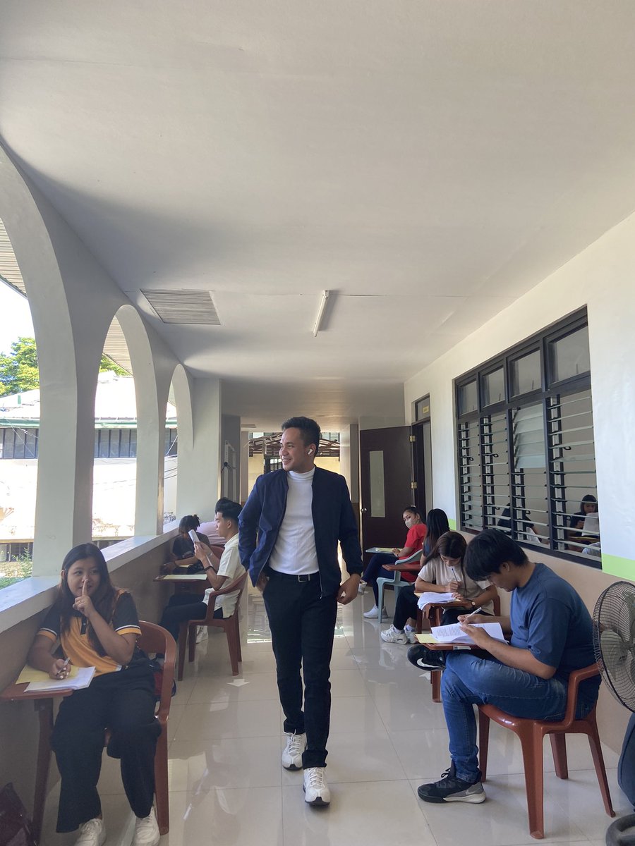 SonnySa29425472's tweet image. Tahimik daw at may poging dadaan😂😂😂
#MidtermExams