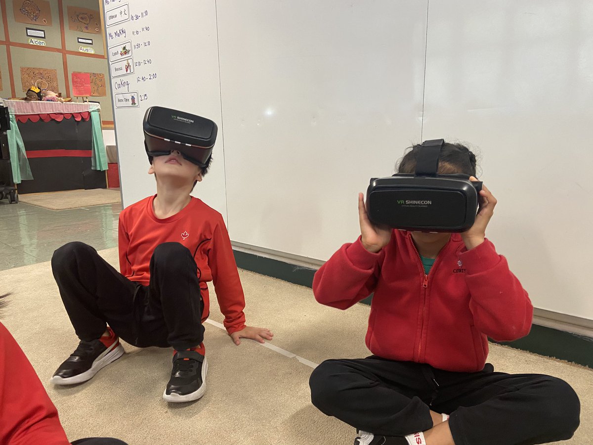 Exploring story settings using #vrgoggles in our #howweexpressourselves unit. Collaborating with <a href="/makkyfung/">Makky Fung  ADE</a> is always a fantastic learning experience for everyone! #cdnisls #cdnishk #authenticuseoftech #inquiry #stories