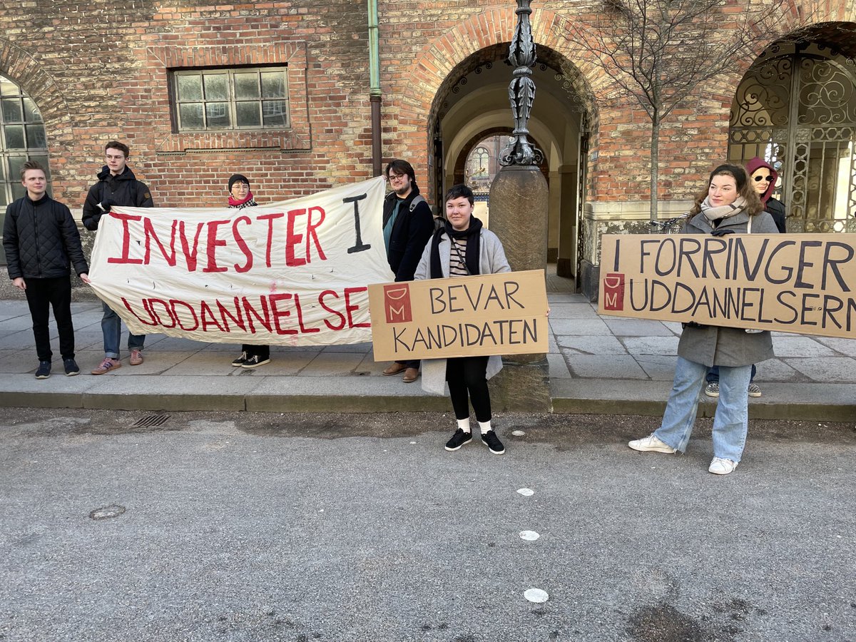 Morgenfriske studerende siger STOP EN HALV (Kandidatuddannelse)
På Christiansborg i dag!
#uddpol