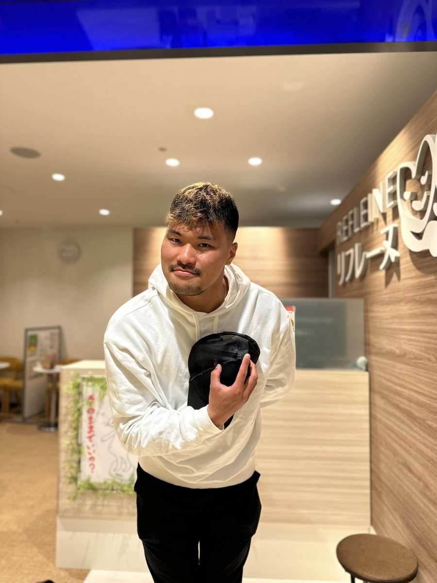 refleine's tweet photo. 皆さま こんにちは！

本日、静岡モディ店に清水エスパルスの加藤拓己（@9Takumi23 ）選手がご来店！
怪我からの復帰に向けてのリハビリの中、疲れをリフッシュするためにリンパトリートメントで血流促進のメンテナンス！

復帰からのJ2得点王＆史上最速優勝期待してます！

#リフレーヌ #加藤拓己 https://t.co/HlohneqMbs