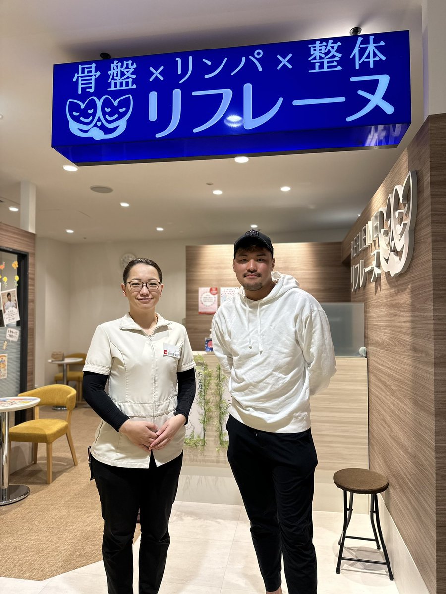 refleine's tweet photo. 皆さま こんにちは！

本日、静岡モディ店に清水エスパルスの加藤拓己（@9Takumi23 ）選手がご来店！
怪我からの復帰に向けてのリハビリの中、疲れをリフッシュするためにリンパトリートメントで血流促進のメンテナンス！

復帰からのJ2得点王＆史上最速優勝期待してます！

#リフレーヌ #加藤拓己 https://t.co/HlohneqMbs