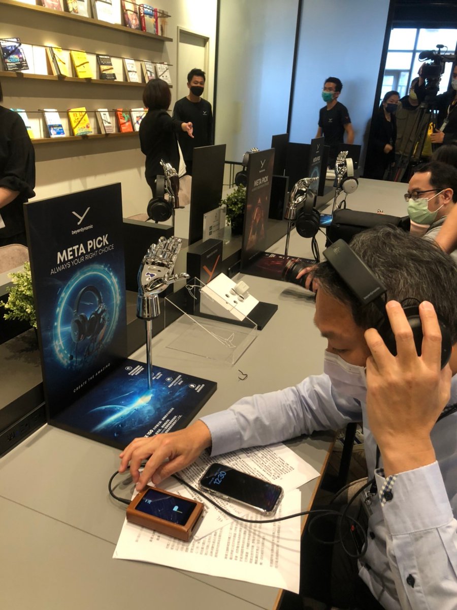 LotooOfficial's tweet photo. 台北で行われた @beyerdynamic さんの新品発表会にて、Lotooのデバイスも試聴機として展示させていただきました!こんなに光栄な機会いただけて嬉しいです😊
with Beyerdynamic Taiwan
(https://t.co/LX9OCTHN35)
#lotoo #beyerdynamic #xelento #pawgoldtouch #pawgoldtouchti #paw6000 #paws2 https://t.co/qiQthK9dVE
