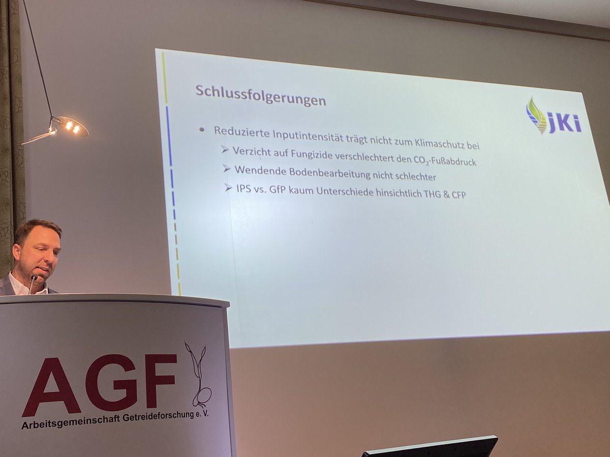 friedrichlongin's tweet image. Getreidetagung Detmold: Reduktion Klimagase in Getreideproduktion durch mehr Ertrag pro Fläche. Bei Extensivierung wird häufig Leakage Effekt vernachlässigt, dh wenn in D weniger produziert wird muss das woanders produziert werden zu häufig weniger guten Bedingungen