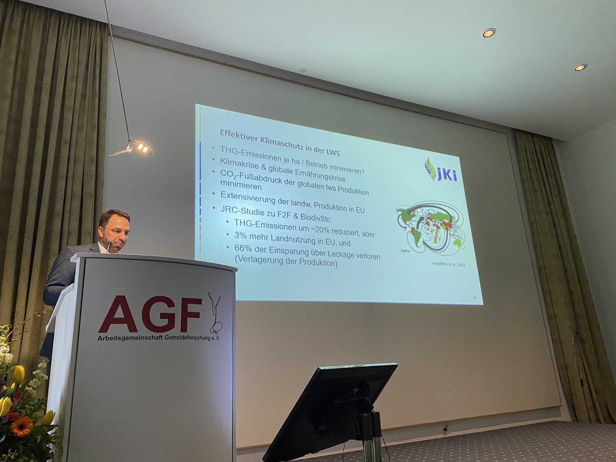 friedrichlongin's tweet image. Getreidetagung Detmold: Reduktion Klimagase in Getreideproduktion durch mehr Ertrag pro Fläche. Bei Extensivierung wird häufig Leakage Effekt vernachlässigt, dh wenn in D weniger produziert wird muss das woanders produziert werden zu häufig weniger guten Bedingungen