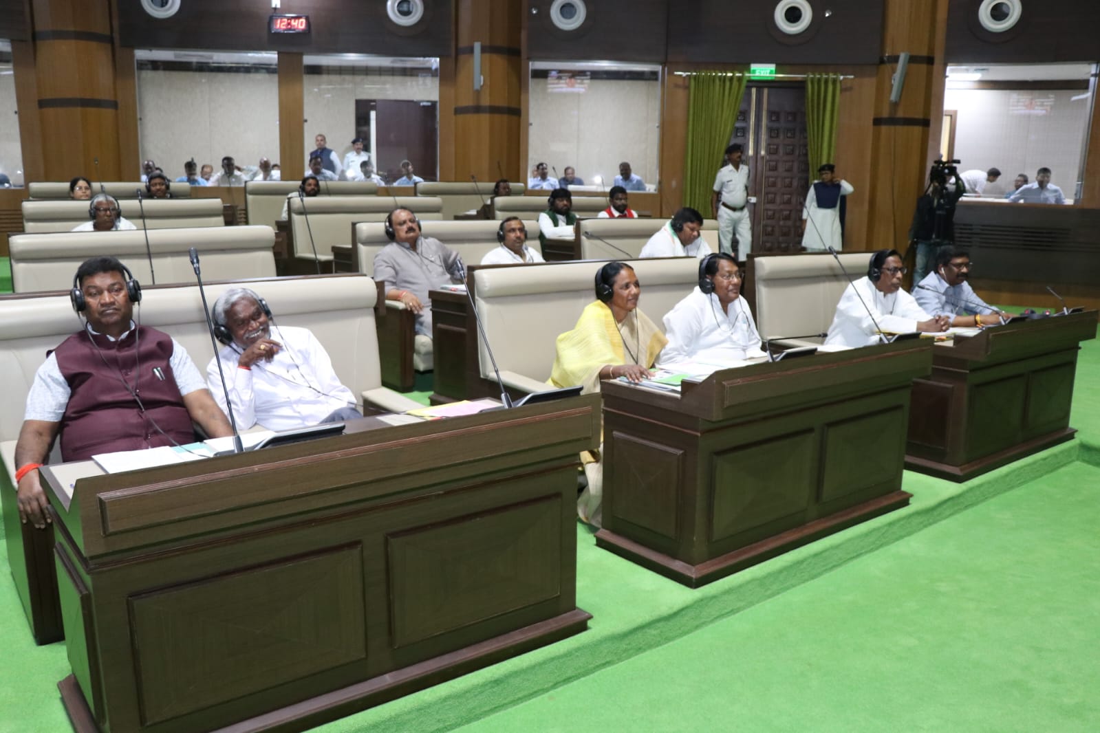 झारखंड विधानसभा शुरू होते ही नियोजन नीति के मुद्दे पर BJP के सदस्यों ने शुरू कर दिया हंगामा, रोज-रोज टीशर्ट पहनकर…- As soon as Jharkhand assembly started, BJP members started ruckus on the issue of planning policy, wearing T-shirts everyday…