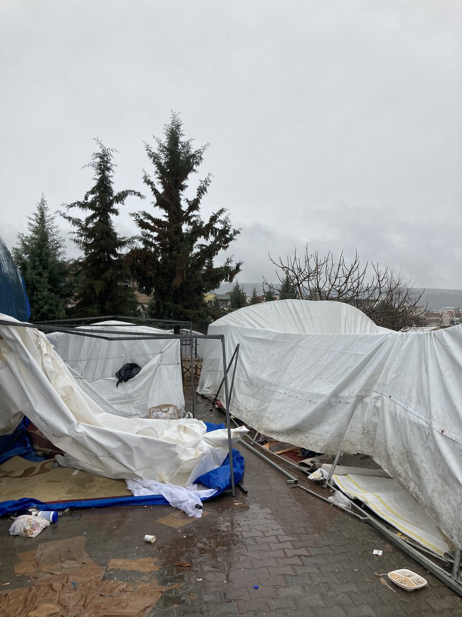 erselanaktan's tweet photo. Çadırlar yıkıldı, çadırkentler su altında kaldı. Yağış şiddetlenecek. Adıyaman'a acil destek lazım. https://t.co/G8pmlIbEkF