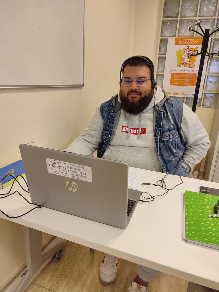 gitanos_org_CYL's tweet photo. Los tres jóvenes del #ProgramaTandEM de #Palencia #Salamanca #Valladolid continúan avanzando en su formación @empleo_SEPE @P_Recuperacion #PRTR #ProgramaTándEM 💻💻💻 https://t.co/AFA5KgSmDz