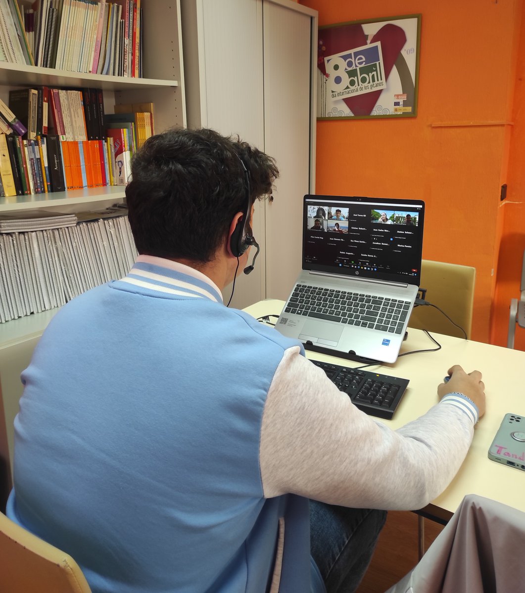 gitanos_org_CYL's tweet photo. Los tres jóvenes del #ProgramaTandEM de #Palencia #Salamanca #Valladolid continúan avanzando en su formación @empleo_SEPE @P_Recuperacion #PRTR #ProgramaTándEM 💻💻💻 https://t.co/AFA5KgSmDz