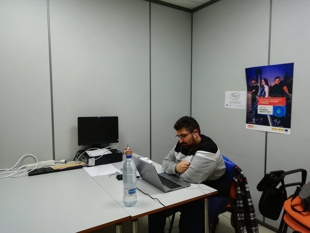 gitanos_org_CYL's tweet photo. Los tres jóvenes del #ProgramaTandEM de #Palencia #Salamanca #Valladolid continúan avanzando en su formación @empleo_SEPE @P_Recuperacion #PRTR #ProgramaTándEM 💻💻💻 https://t.co/AFA5KgSmDz