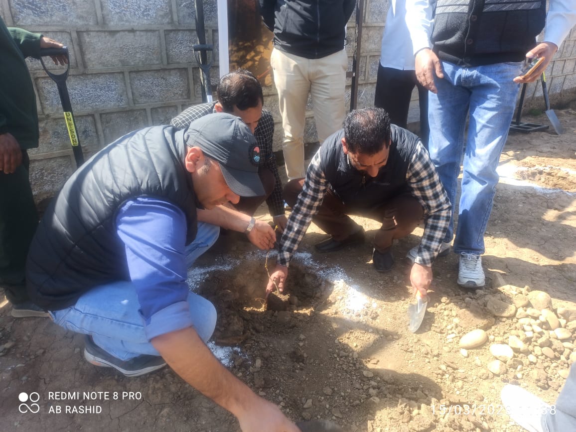 CEOMCBANDIPORA's tweet photo. #SAVE_PLANT
#SAVE_ENVIRONMENT 
Plantation drive conducted by MC Bandipora under AKAM @JKHUDD1 @DULBKASHMIR @dcbandipora @dicbandipora https://t.co/LLlZQ7mHQ1