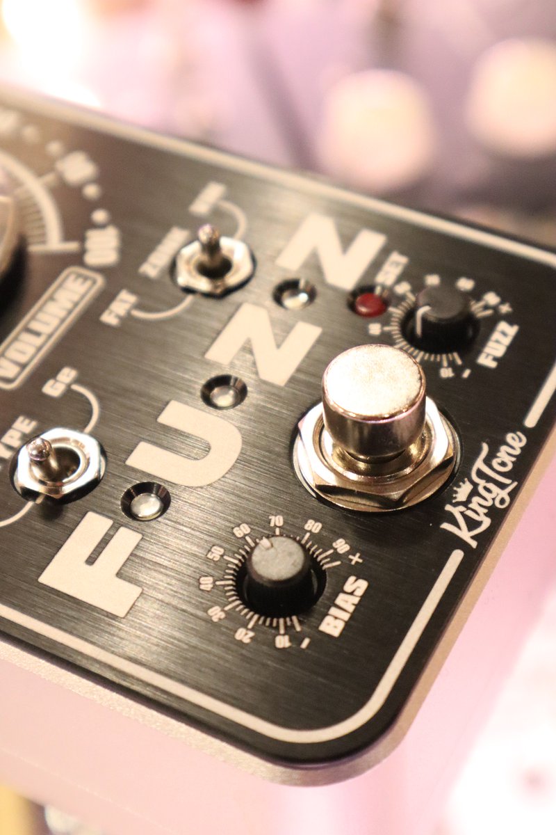 get_stomp's tweet photo. ～～🔍スタッフレビュー🔎～～
KING TONE GUITAR「miniFUZZ V2」

様々な歪みエフェクターを使用してきた方にこそ気に入って頂けるファズの究極系！

レビューページ↓
https://t.co/yvi8nc7lj1

#KingTOneGuitar #miniFUZZ #GSスタッフレビュー
【公式LINE始めました！】https://t.co/cg9ZslNOxt https://t.co/P2BG8Eia0d