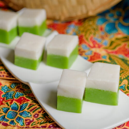 ShopeeMY's tweet photo. Which one do you prefer? 

RT: Kuih Lapis 
♥: Kuih Talam https://t.co/xHY9bV4B9M