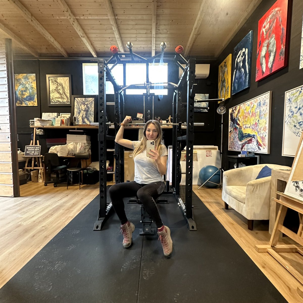 GM people!
This is me in my garage, transformed in art studio mixed to gym 😅