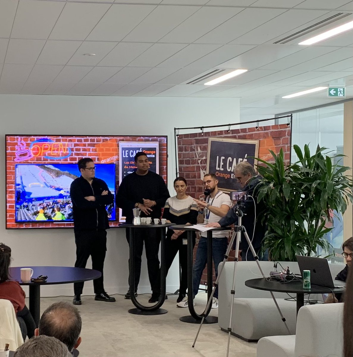 MaginotPascale's tweet photo. #OrangeEvents Café Moment d’échanges et de partage sur nos projets! Témoignage sur nos prestations Mondiaux de ski, les Events à l’international,Reportage 👍Une équipe engagée et motivée!!👏👏@pldeguillebon @BertrandRojat @SofiaNadir3 #Engagement #Espritstartup #ObjectifParis2024 https://t.co/LdALJ1NEM0