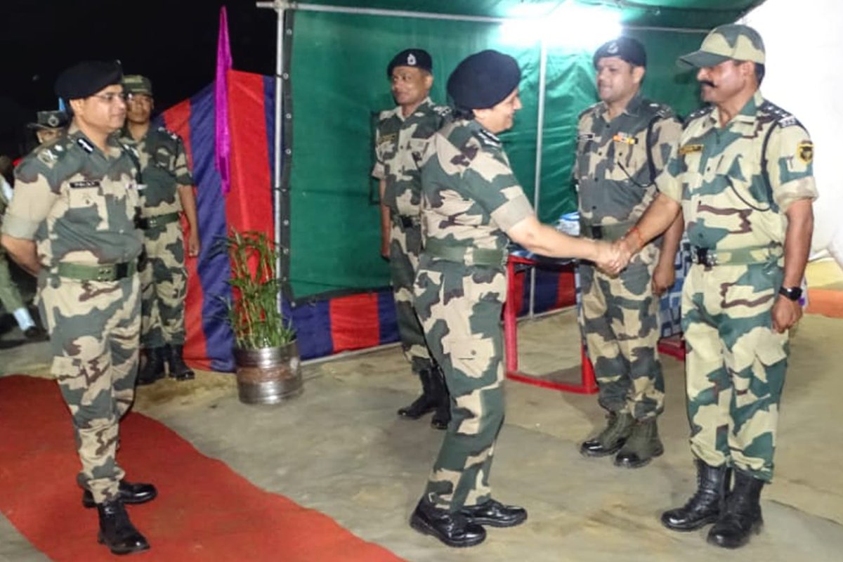 BSF_Meghalaya's tweet photo. Ms Sonali Mishra, IPS, ADG (EC) BSF visited International Border of Tura and reviewed security scenario along the border. ADG interacted with men on ground and applauded their efforts in safeguarding the nation.
#firstlineofdefence 
@PIBShillong @BSF_India https://t.co/IuKZL8XLfi