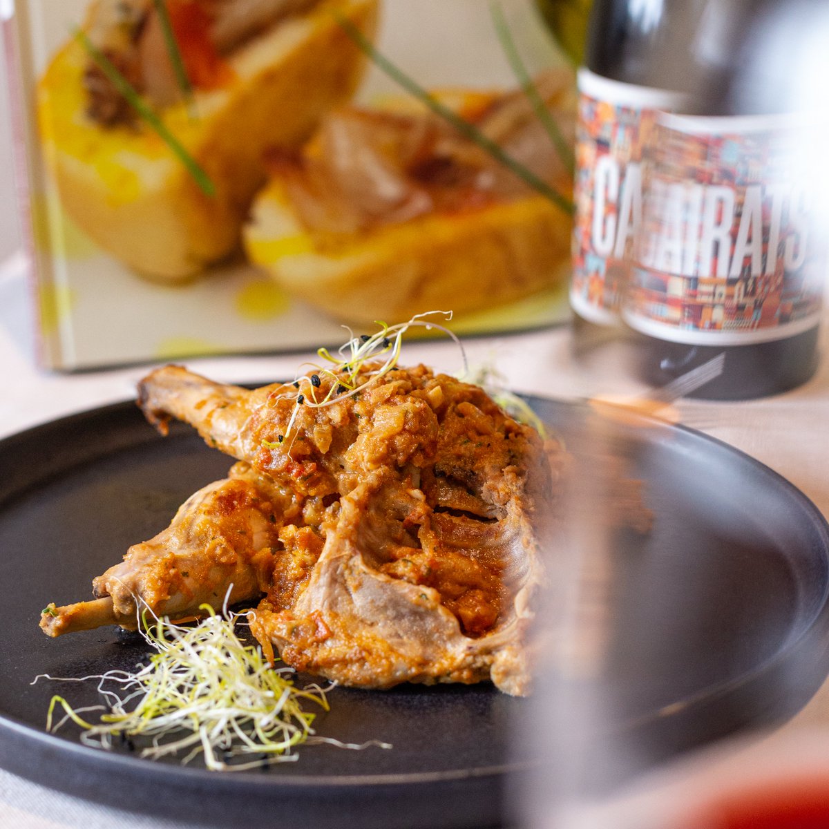 TerresdeMestral's tweet photo. A les #TerresDeMestral ens agraden tant les #ametlles que cuinem amb elles☺️
Ve de gust un conill en salsa acompanyat de #vi del territori? 😋😍

Foto: #AtticLabVisuals 
A la cuina: @MasMariassa  | #AOVE @CellerMasroig  
Celler: #CellerCairats
#ProducteLocal
#ProducteDeProximitat https://t.co/aRm0EKFsV0