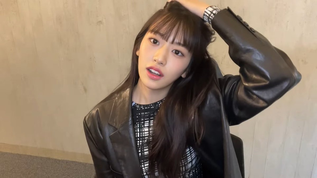 yujinsource's tweet photo. an yujin in a leather jacket 🫠 https://t.co/PV4exkJYpJ