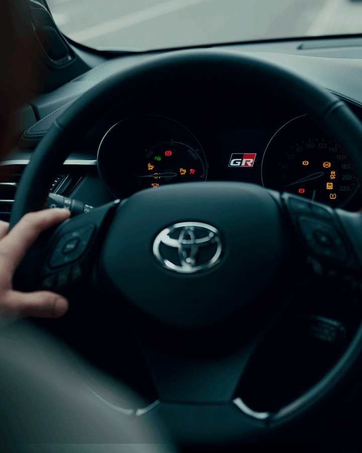 Existe una forma de tenerlo todo a la vez en todas partes... con #Toyota. Nuestro #ToyotaCHR combina el estilo inconfundible de #GRSport con todas las ventajas de un #ElectricHybrid. 184CV para disfrutar en cualquier lugar. Descúbrelo en fal.cn/3wwTc