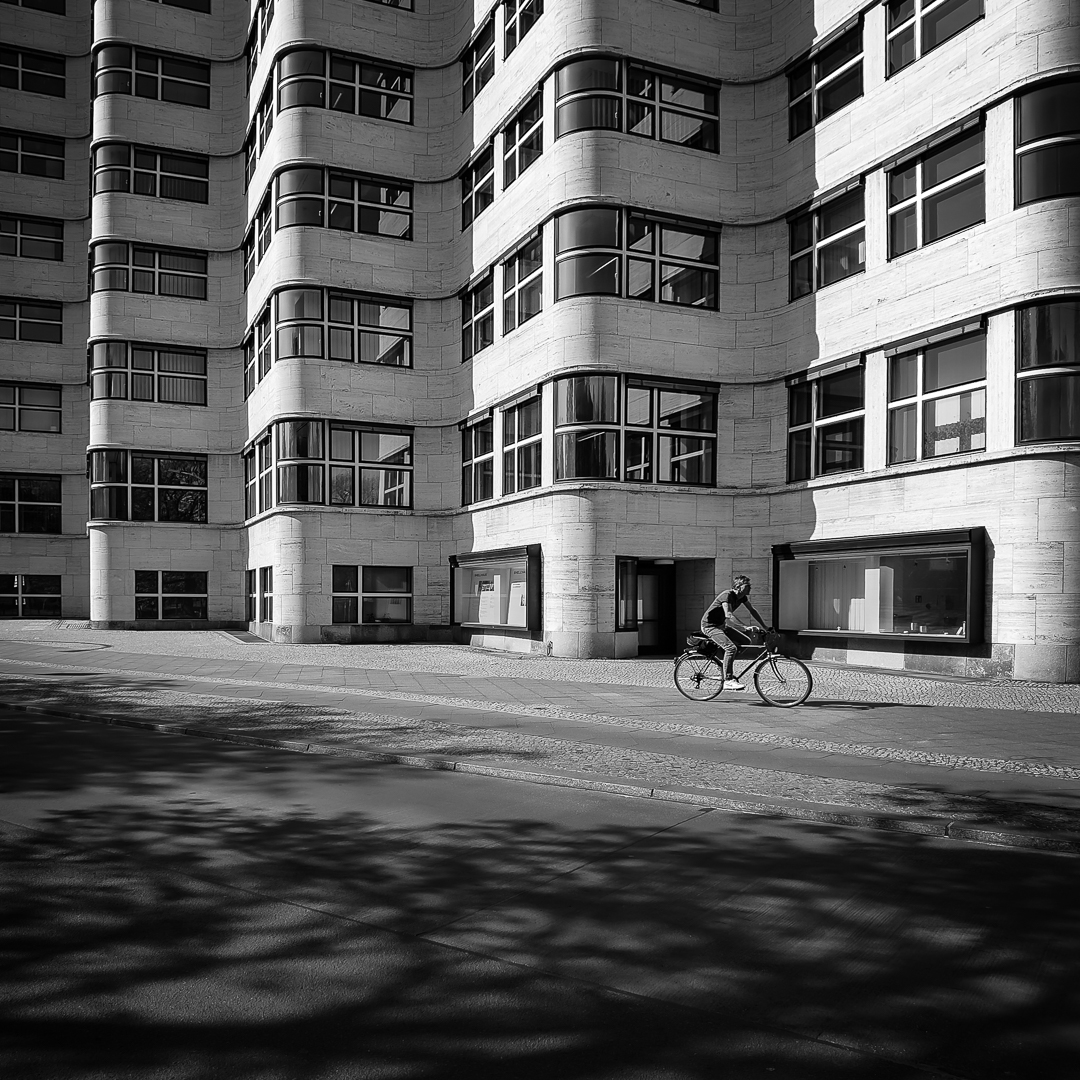 Berlin | Best hump day my friends ♡

ISO 50 - f1,8 - 1/2000 sec - Huawei P40 Pro 
_____________________________

#blackandwhitephotography #blackandwhite #monochrome #photography #symmetry #architecture #cityscape #street #noreels_iamaphotographer #makefriends_notreels #Berlin